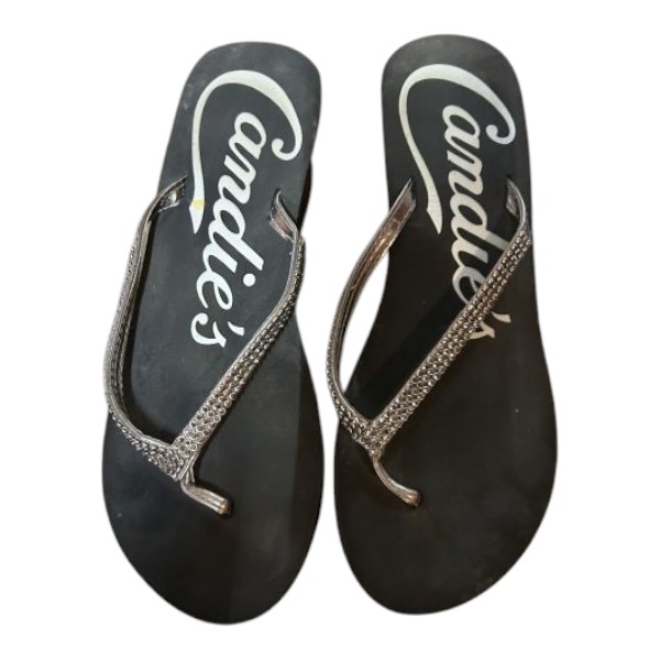 Candie’s brand rhinestone flip-flops shoes – black